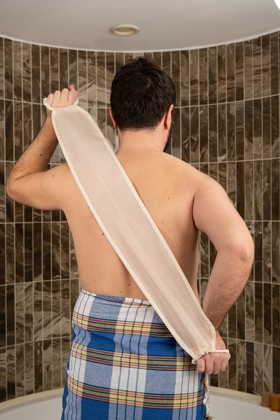 Il rituale dell'hammam turco con la fascia esfoliante per la schiena in seta grezza di bozzolo naturale e un peştemal tradizionale