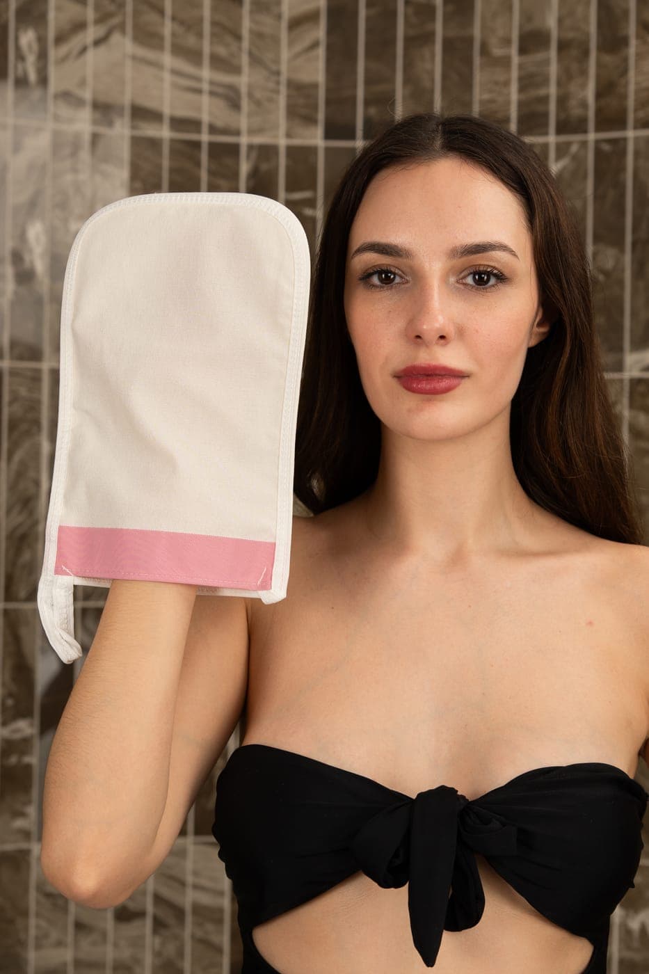 Nahaufnahme des türkischen Kese-Peelinghandschuhs aus naturfarbener Kreuzstich-Viskose mit rosa Bordüre
